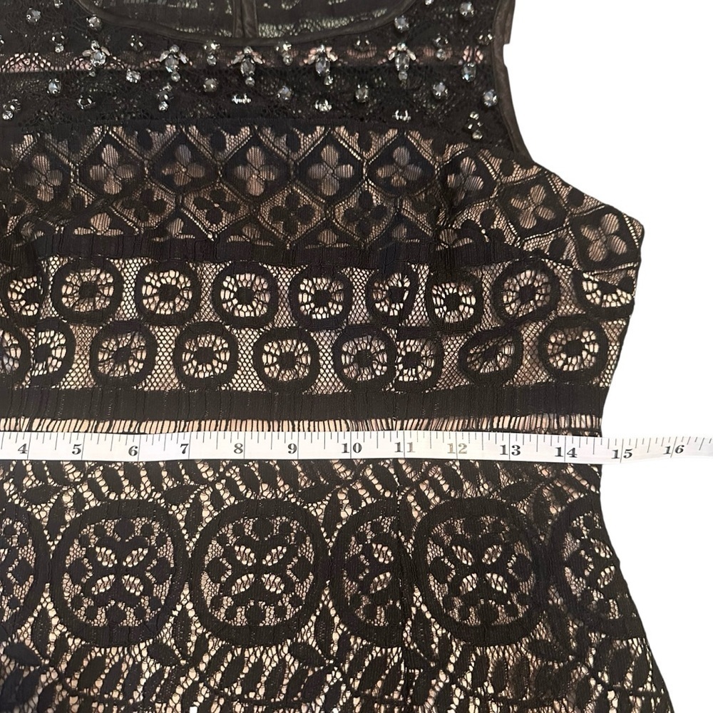 Vince Camuto black lace dress with tan underlay, size 4 - Picture 8 of 11